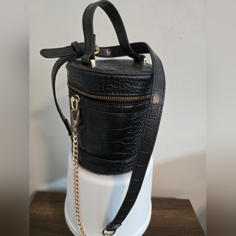 Sleek Black Croc-Embossed Crossbody Bag with Gold Accents